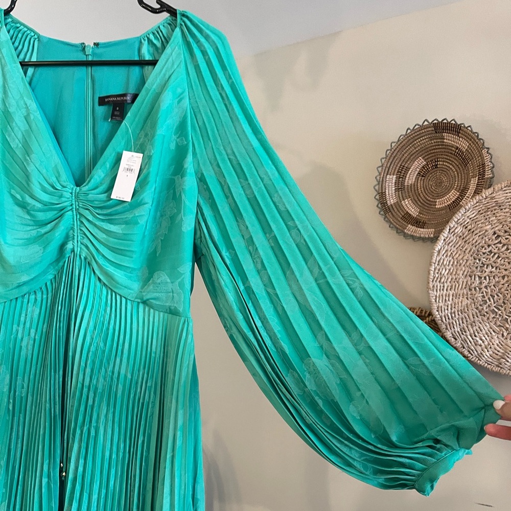 Banana Republic green pleaded dress. Brand new with tags. Originally $160 Size 8